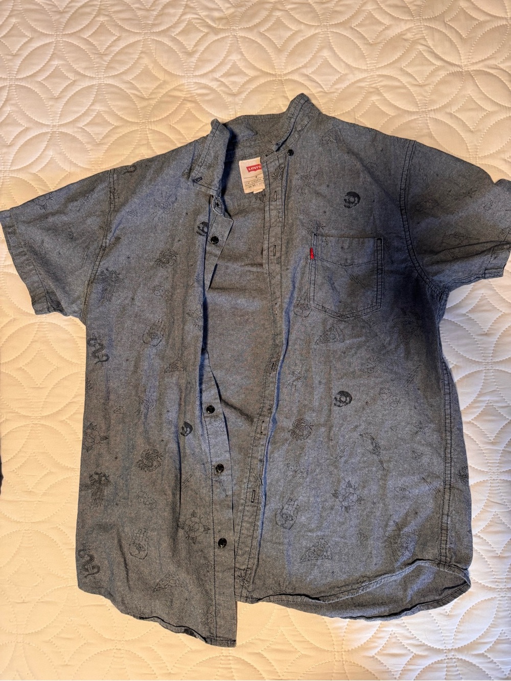 Levi's Short Sleeve Chambray Button-Down Shirt in Light Blue with Subtle Print